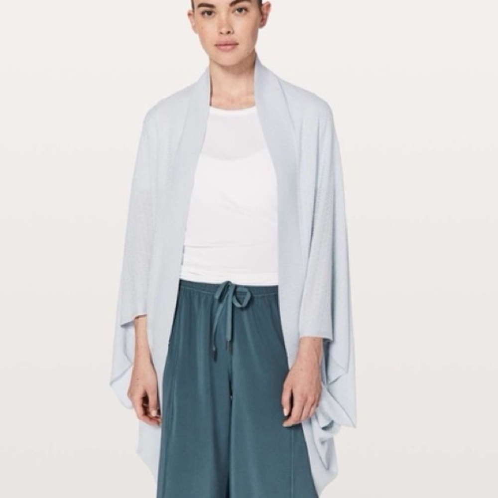 Lululemon Stillness Wrap Silver Fox / Alpine White one size